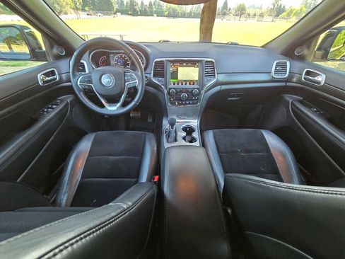 Used 2018 Jeep Grand Cherokee Altitude AWD/4WD image 4