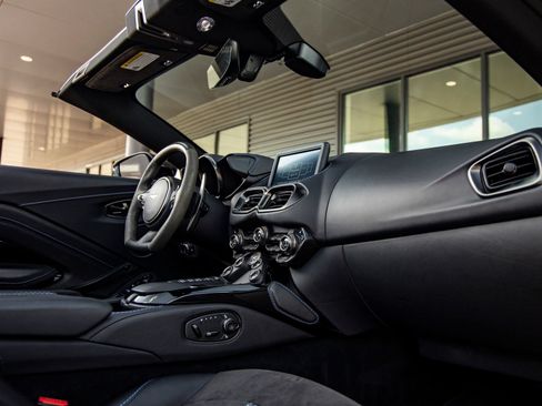 Used 2022 Aston Martin V8 Vantage Roadster RWD image 37
