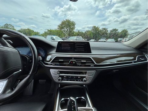 Used 2021 BMW 740i image 11