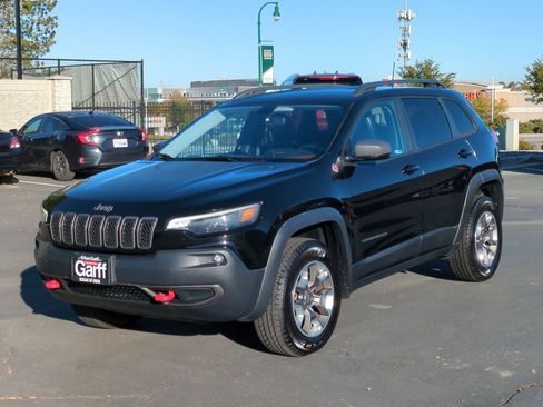 Used 2019 Jeep Cherokee Trailhawk image 10