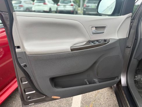 Used 2015 Toyota Sienna XLE w/ XLE Navigation Package FWD image 10