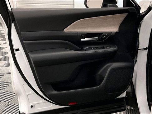 Used 2025 Toyota Grand Highlander AWD Hybrid image 18