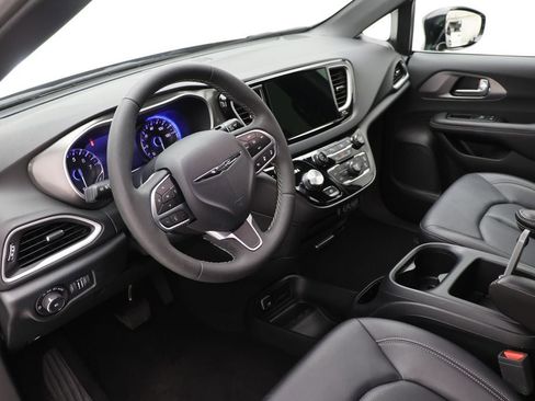 Used 2025 Chrysler Pacifica Select image 13