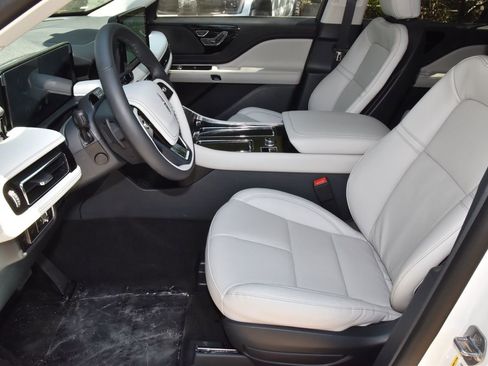 New 2026 Lincoln Aviator 2WD image 13