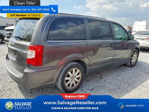 Used 2016 Chrysler Town & Country Touring image 4