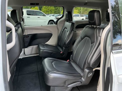 Used 2024 Chrysler Pacifica Touring-L FWD image 26