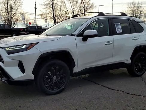 Used 2022 Toyota RAV4 SE image 4