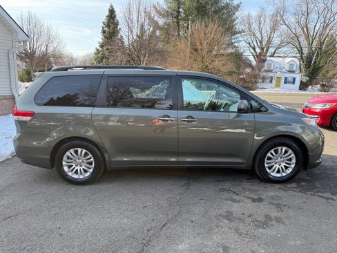 Used 2012 Toyota Sienna XLE image 6