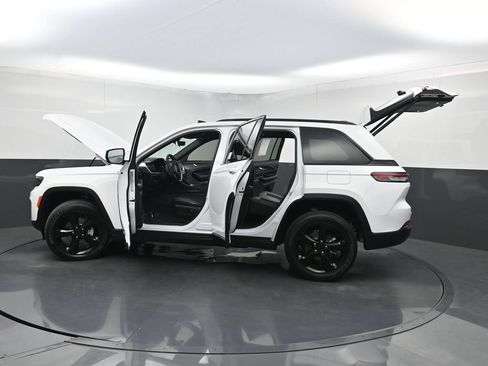 Used 2025 Jeep Grand Cherokee Altitude RWD image 38