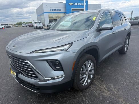 Used 2025 Buick Enclave Preferred AWD/4WD image 9