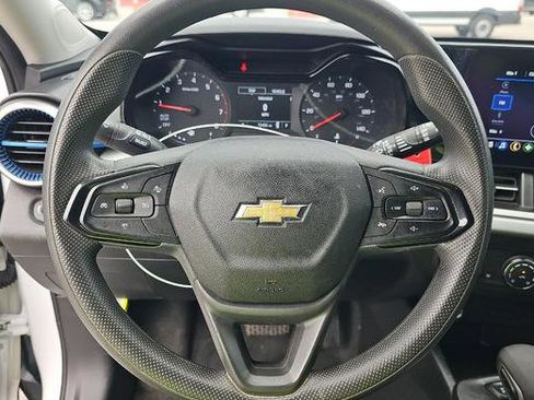 Used 2025 Chevrolet Trax LS w/ LS Convenience Package image 8