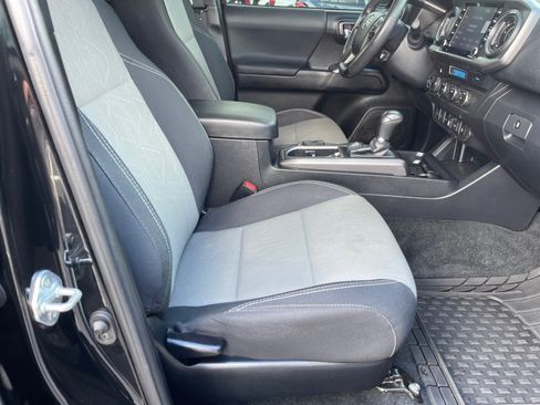 Used 2021 Toyota Tacoma TRD Off-Road w/ Technology Package AWD/4WD image 19