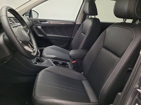 Used 2023 Volkswagen Tiguan SE w/ Panoramic Sunroof Package FWD image 17