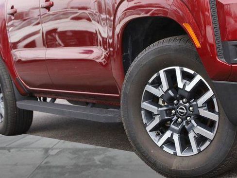 Used 2025 Nissan Frontier SL image 3