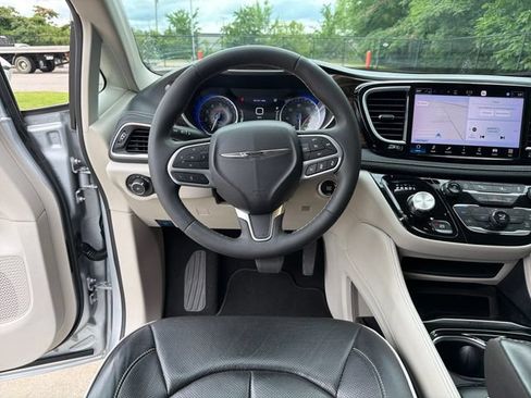 Used 2023 Chrysler Pacifica Limited FWD image 16