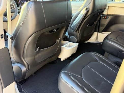 Used 2024 Chrysler Pacifica Touring-L image 34