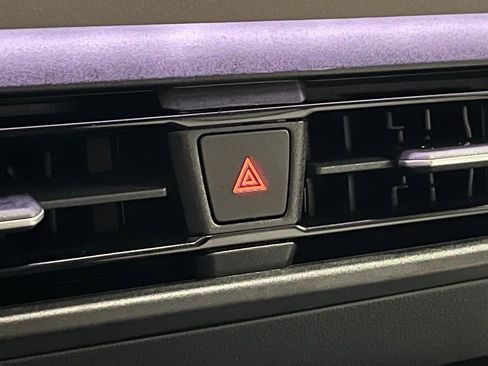 New 2025 Volkswagen Tiguan SE image 10