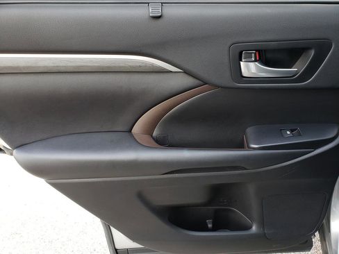 Used 2018 Toyota Highlander Limited Platinum image 12