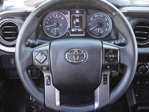 Used 2021 Toyota Tacoma TRD Off-Road w/ TRD Premium Off Road Package AWD/4WD image 19