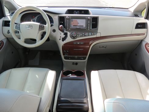 Used 2012 Toyota Sienna XLE image 11