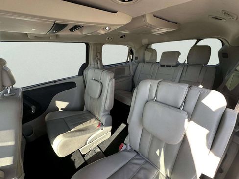 Used 2016 Chrysler Town & Country Touring-L FWD image 16