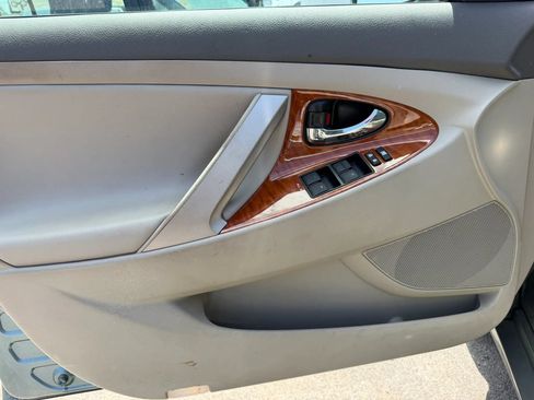 Used 2011 Toyota Camry XLE w/ SE/XLE Extra-Value Pkg FWD image 9