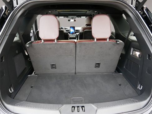 Used 2023 Ford Explorer Platinum w/ Technology Package image 12