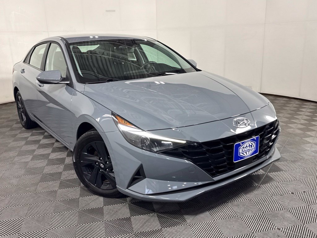 Used 2022 Hyundai Elantra SEL w/ Convenience Package FWD image 2