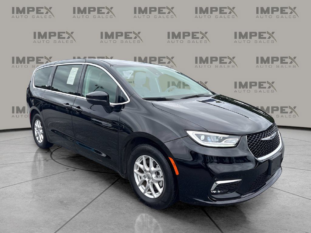 Used 2024 Chrysler Pacifica Touring-L FWD image 7