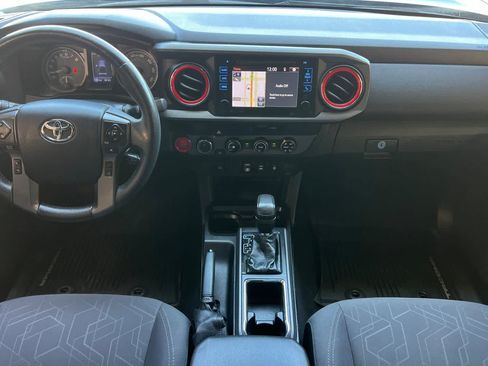 Used 2018 Toyota Tacoma TRD Sport AWD/4WD image 4