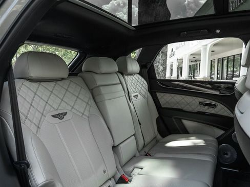 Used 2021 Bentley Bentayga AWD/4WD image 23