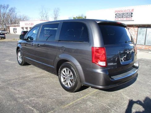 Used 2016 Dodge Grand Caravan SE image 3