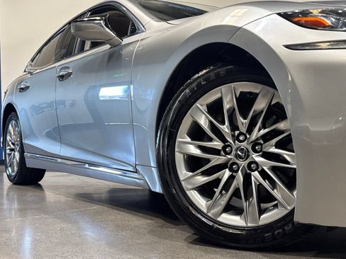 Used 2018 Lexus LS 500 w/ Accessory Package (Z2) RWD image 3
