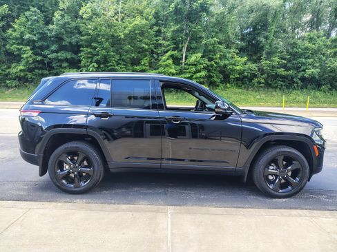 Certified 2024 Jeep Grand Cherokee Limited w/ Black Appearance Package AWD/4WD image 6