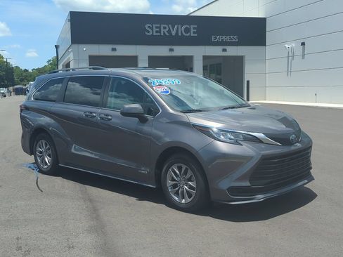 Used 2021 Toyota Sienna LE w/ LE Plus Package FWD image 9