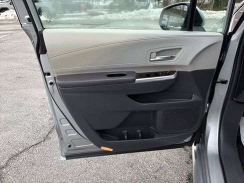 Used 2024 Toyota Sienna XLE image 11