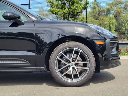 Used 2025 Porsche Macan image 10