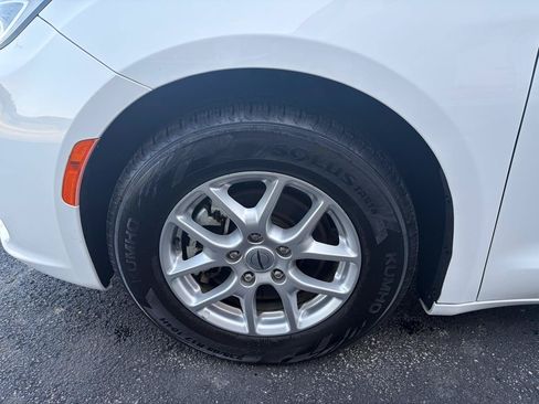 Used 2022 Chrysler Pacifica Touring-L FWD image 10
