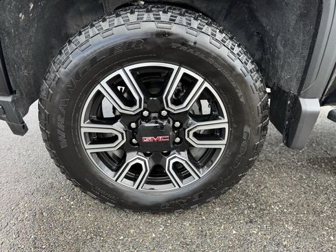 Used 2022 GMC Sierra 2500 AT4 w/ AT4 Premium Plus Package image 3