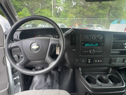 Used 2018 Chevrolet Express 2500 RWD image 19