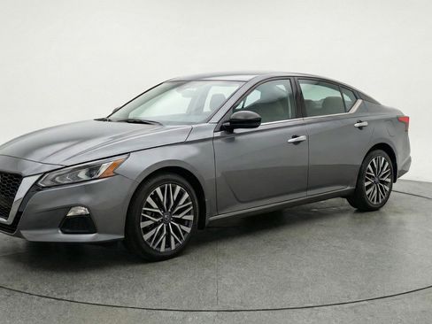 Used 2025 Nissan Altima 2.5 SV FWD image 3