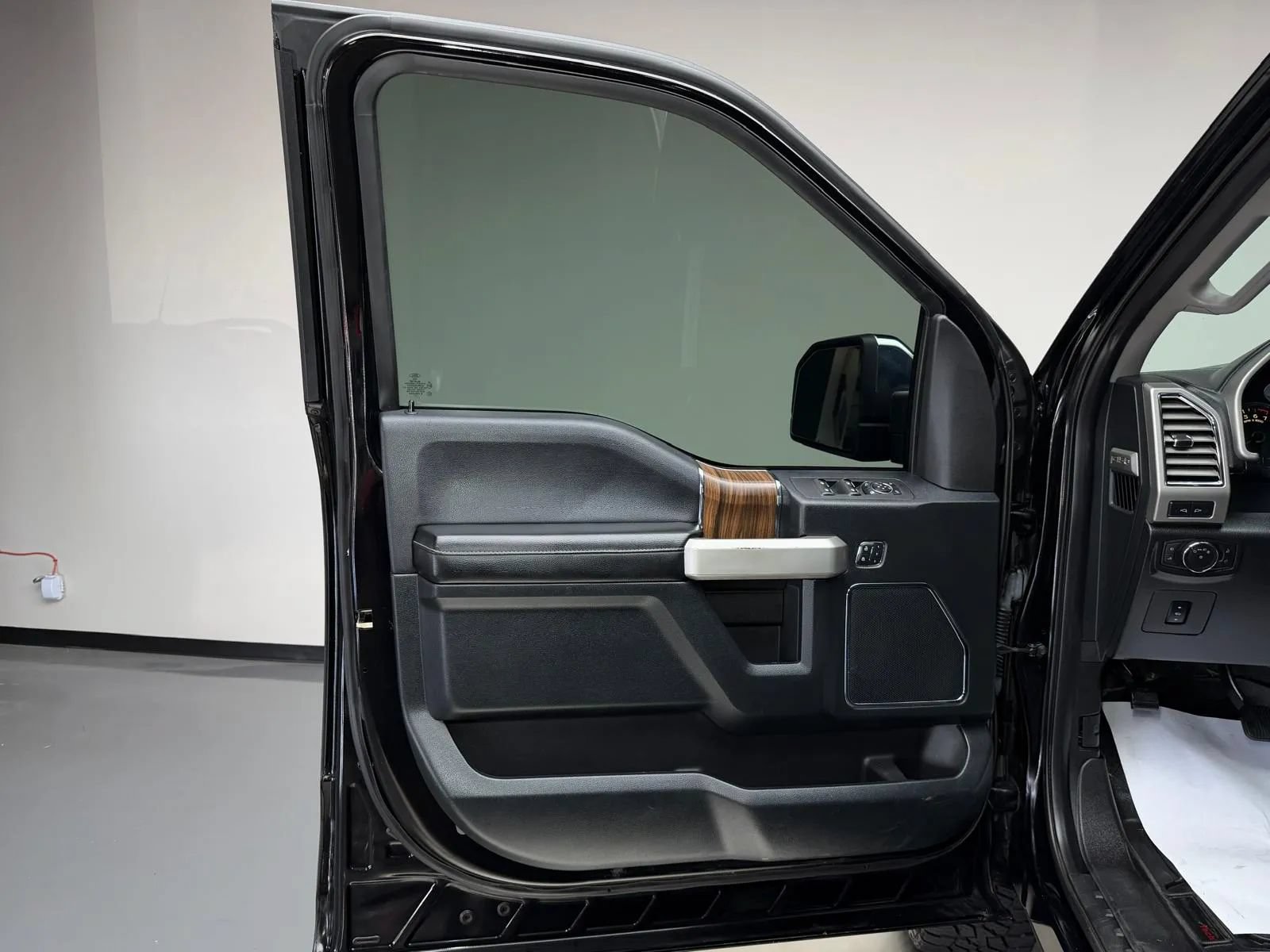 Used 2016 Ford F150 Lariat w/ Equipment Group 502A Luxury AWD/4WD image 22