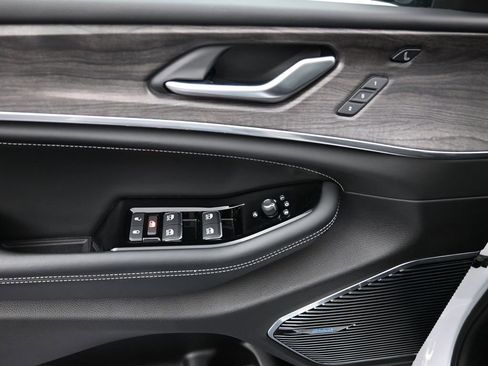 Used 2023 Jeep Grand Cherokee Overland w/ Luxury Tech Group IV image 11