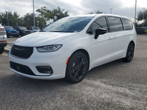 New 2026 Chrysler Pacifica Select image 2