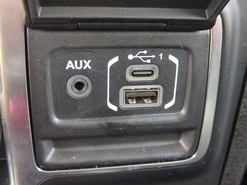 Used 2025 Jeep Wrangler Unlimited Sahara image 23