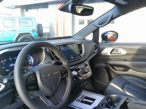 Used 2024 Chrysler Pacifica Select image 23