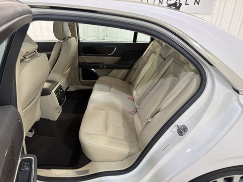 Used 2019 Lincoln Continental Select w/ Continental Climate Package image 12