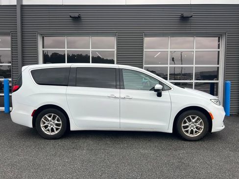Used 2023 Chrysler Pacifica Touring-L FWD image 2
