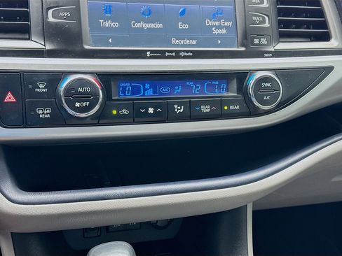 Used 2017 Toyota Highlander XLE w/ Carpet Mat Package image 12