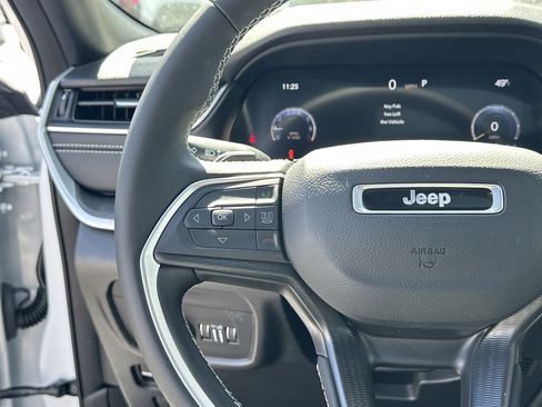 Used 2025 Jeep Grand Cherokee L Laredo image 28